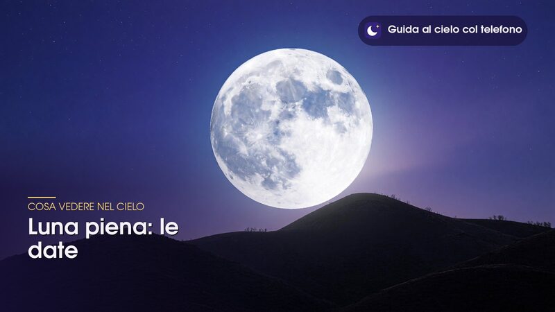 Luna piena con i crateri in evidenza che sorge sopra colline scure