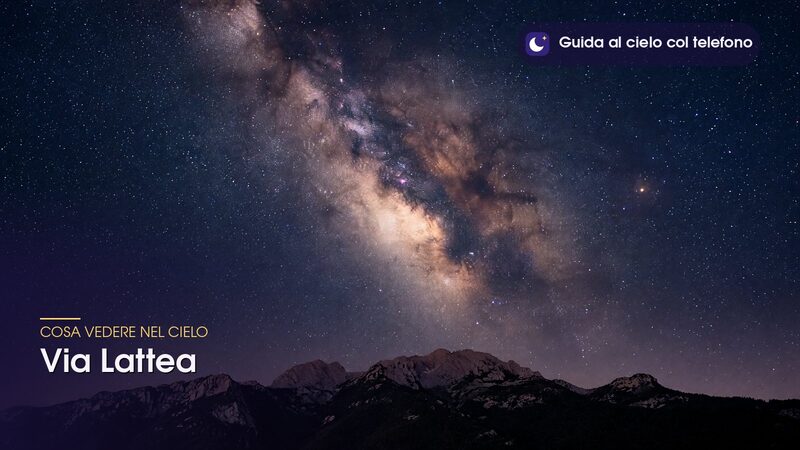 Il nucleo della Via Lattea sopra un crinale di montagna in un cielo buio