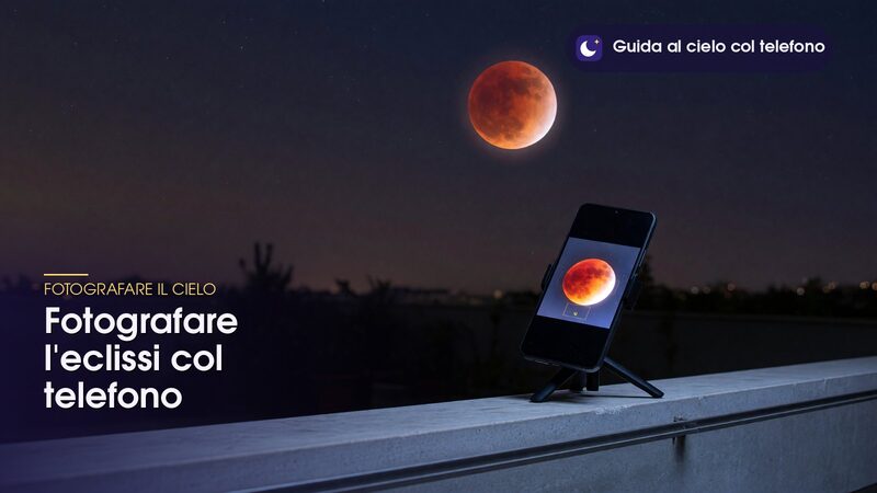Telefono su treppiede che riprende la Luna rossa, per fotografare l'eclissi col telefono