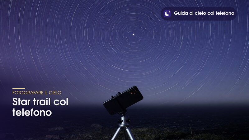Telefono su treppiede sotto scie circolari di stelle, esempio di star trail con il telefono