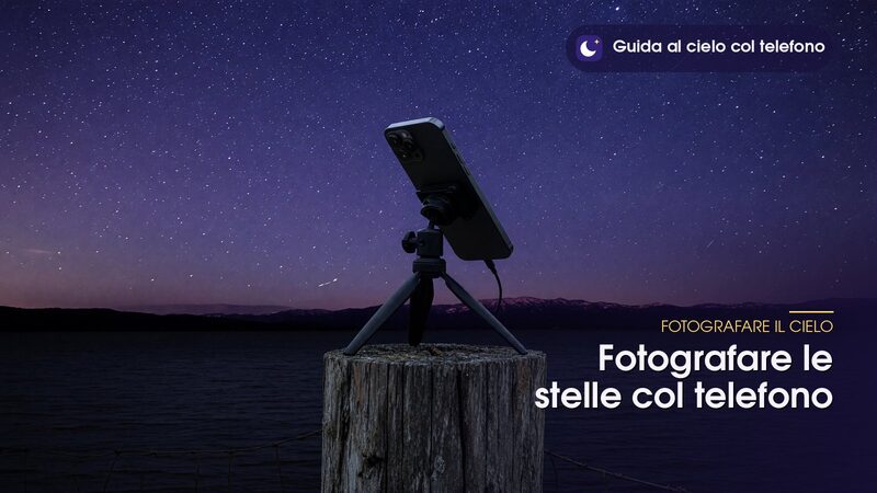 Telefono su mini treppiede puntato sul cielo stellato, per fotografare le stelle col telefono